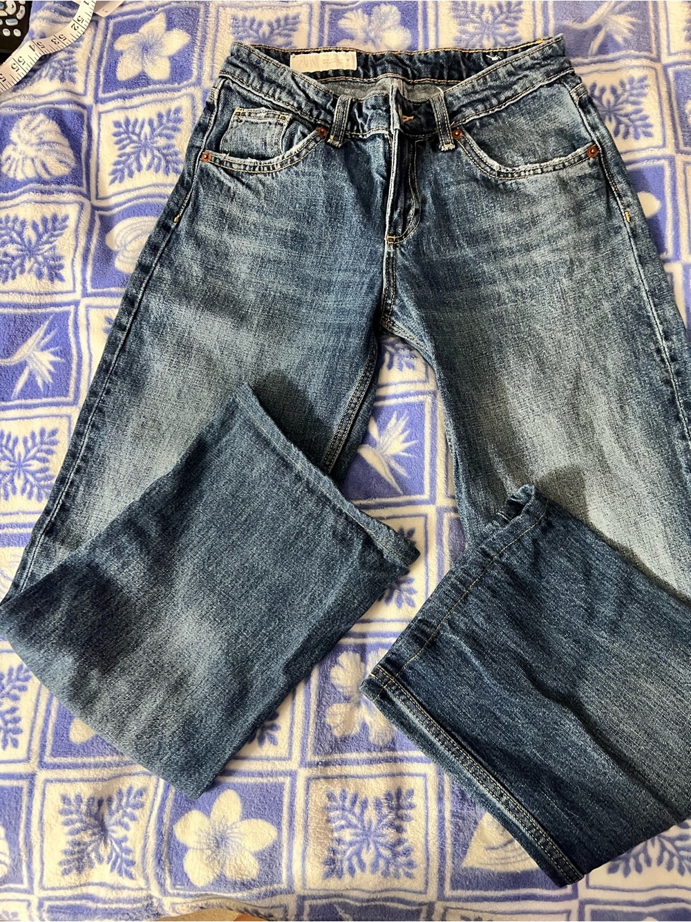 Zara Blue jeans Relaxed Fit Women's Jeans low rise. Size 0. Inseam 28